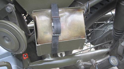 zum Schluss noch die originale Batteriegummiverkleidung reingestopft und mit einem kleinen Spanngurt gesichert. Jetzt blinkt, hupt und bremslicht sie wieder.